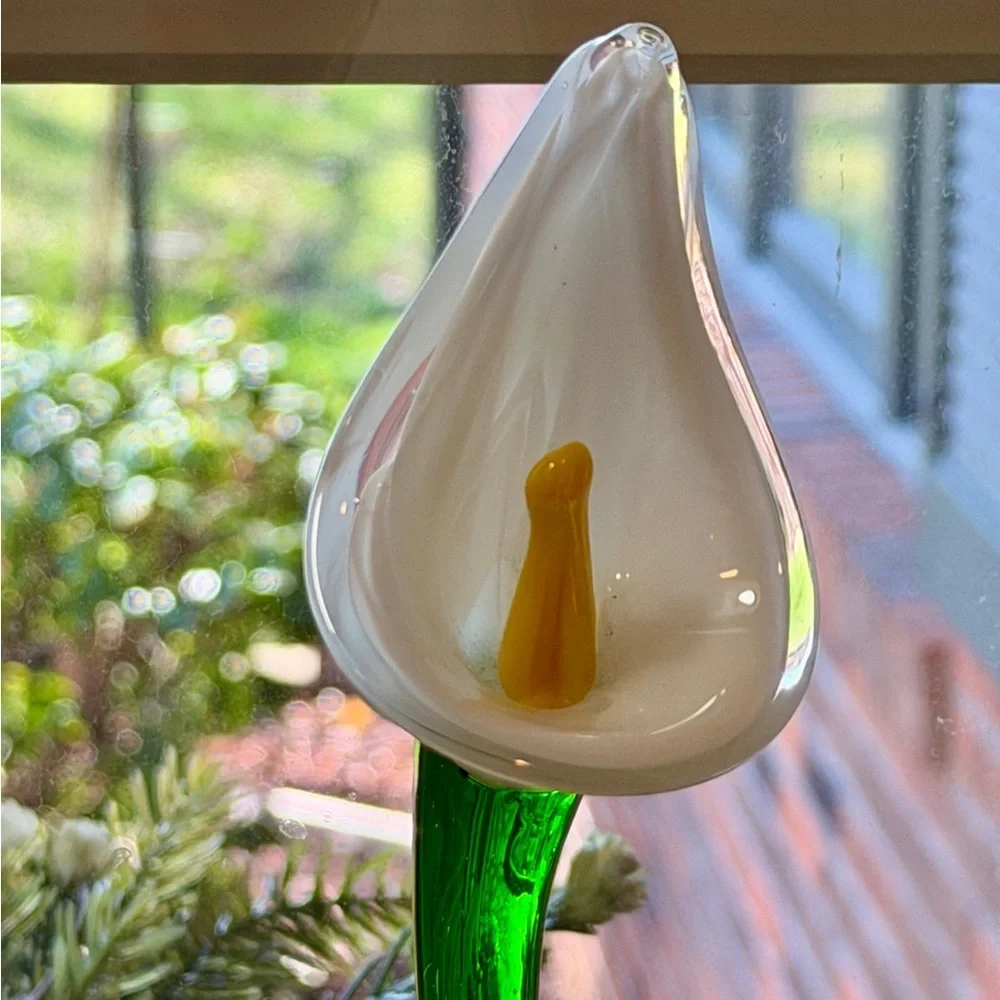 BEAUTIFUL, VINTAGE, HAND-BLOWN LAMPWORKED GLASS FLOWERS.